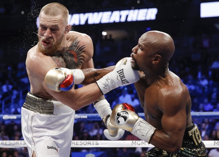 Floyd Mayweather, lutador de boxe enfrentando Conor McGregor astro do MMA, em 12 rounds de boxe